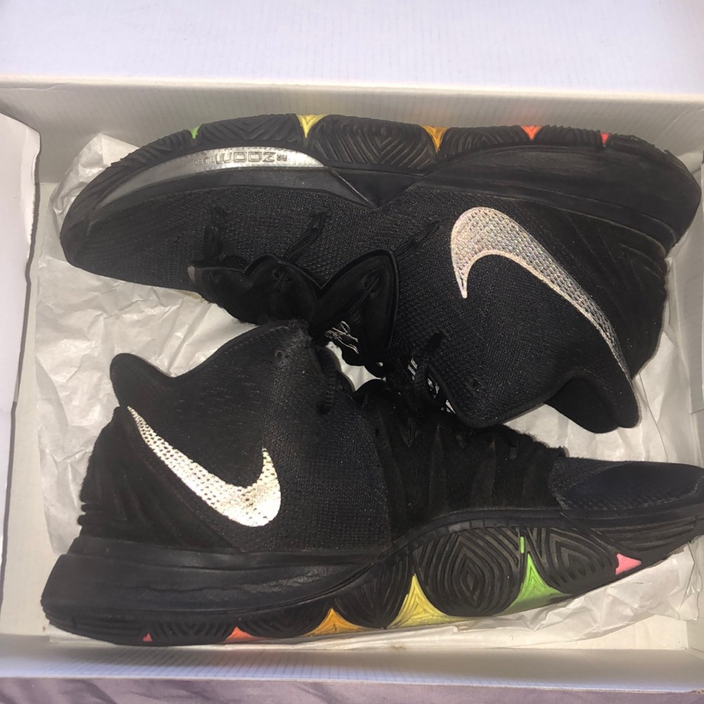 Kyrie 5 Neon soles